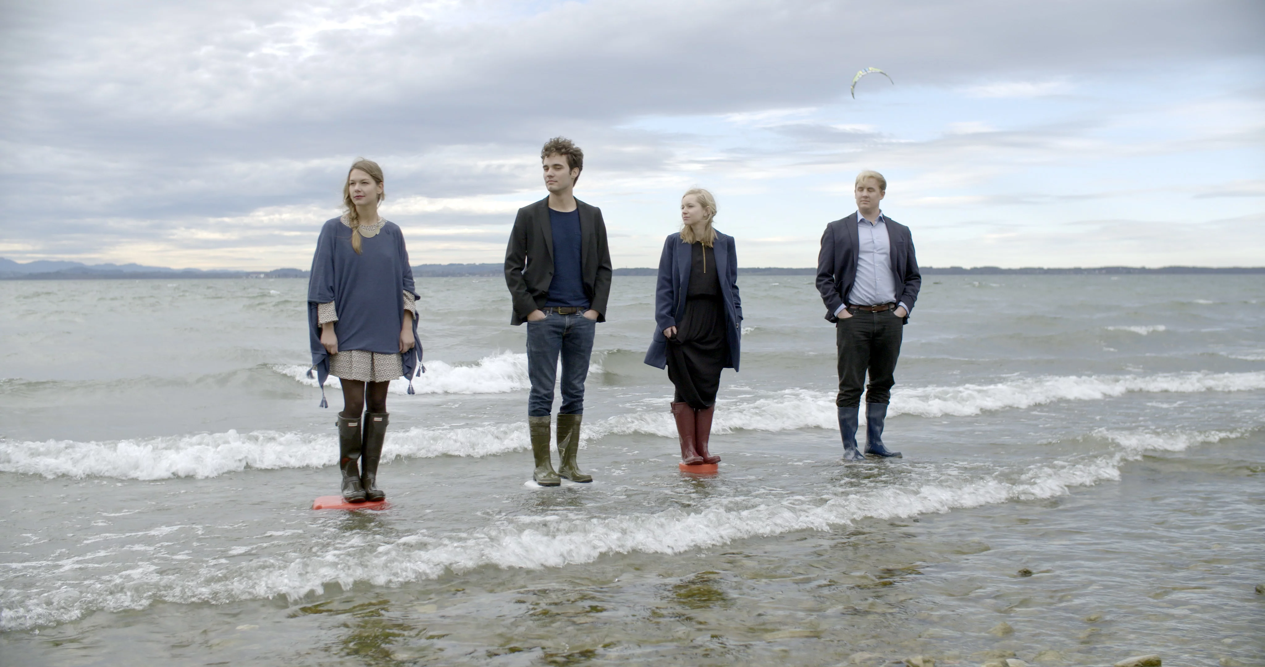 Lischkapelle beim Fotoshooting Mitglieder der Band Lischkapelle am Ufer des Chiemsees