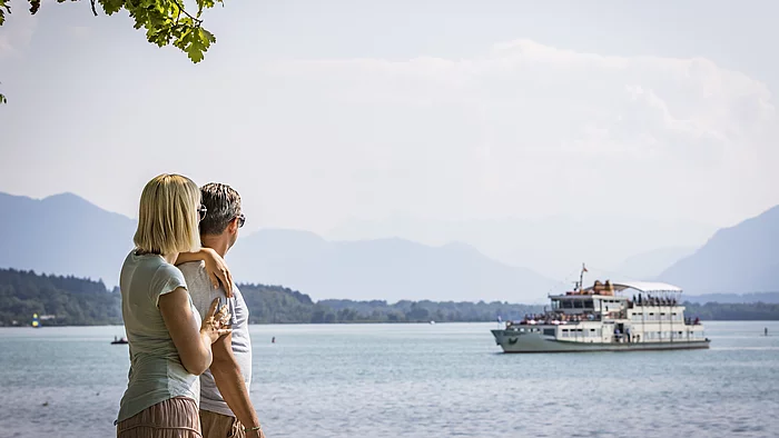 Paar am Chiemsee Paar am Chiemsee, im Hintergrund Chiemsee-Schiff