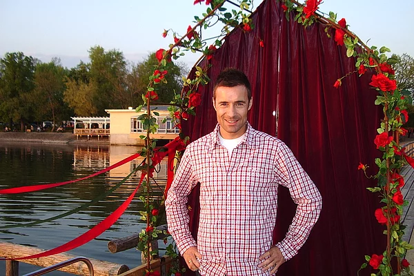 Moderator Kai Pflaume auf dem Dampfersteg in Chieming