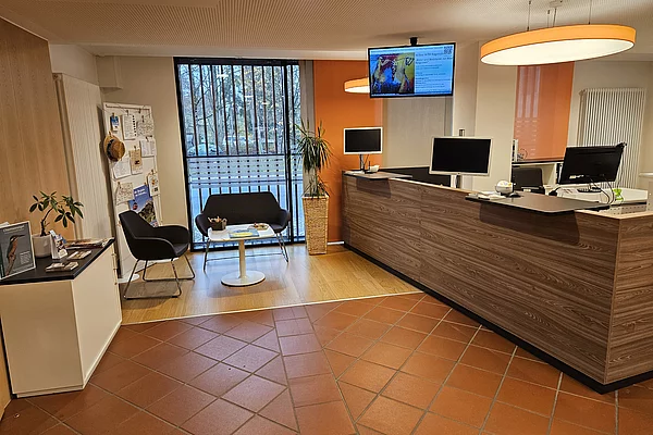 Schalterraum der Tourist-Info Chieming