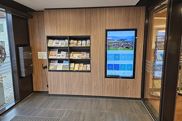 Eingangsbereich der Tourist-Info Chieming