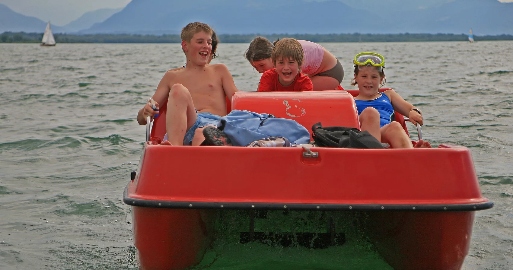 Familie im Tretboot