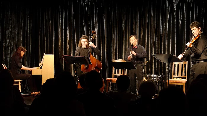 Vier Musiker auf einer Bühne
