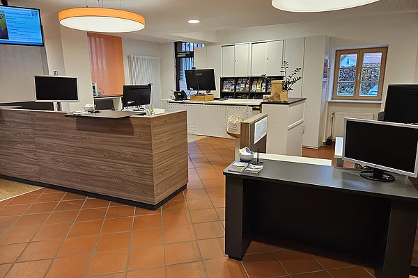 Schalterraum der Tourist-Info Chieming