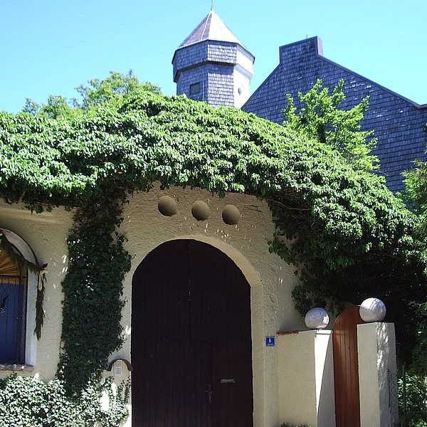 Blick auf das Einfahrttor zum Schloss Neuenchieming