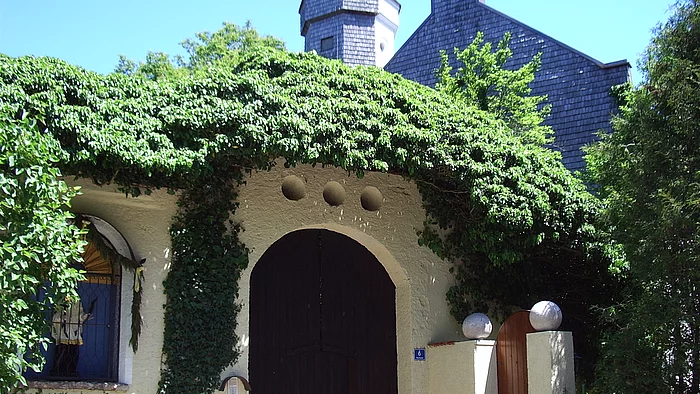 Blick auf das Einfahrttor zum Schloss Neuenchieming