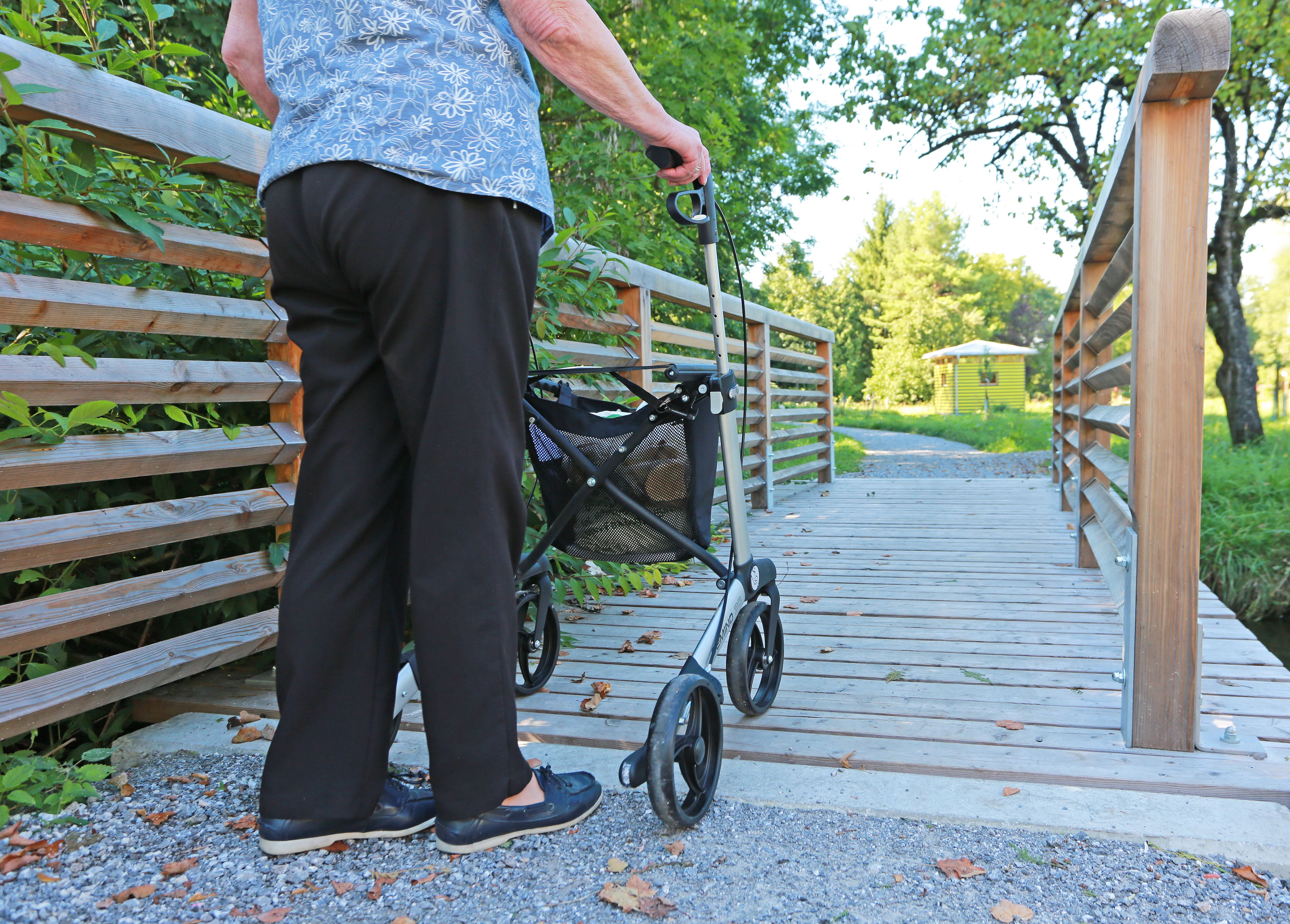 Besucher mit Rollator am Bienenlehrpfad