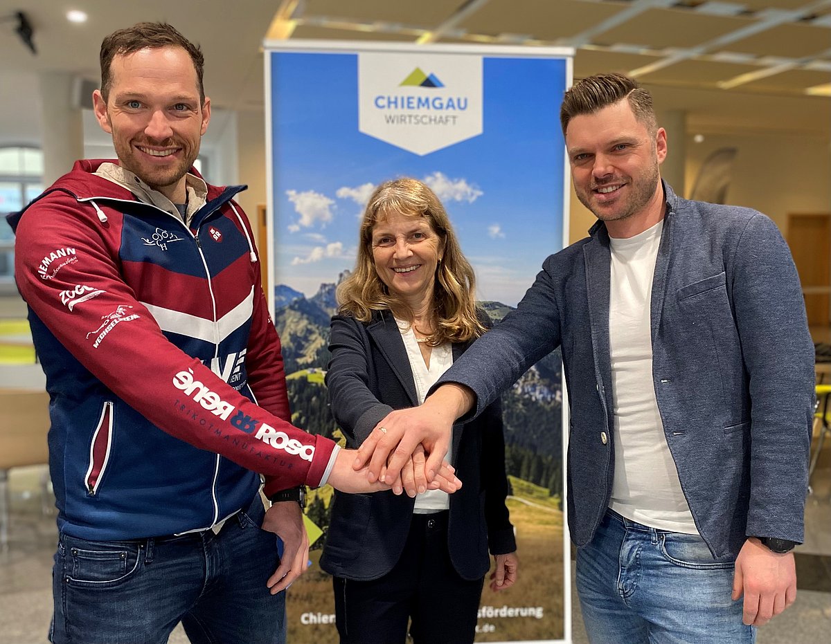 Florian Fritzenwenger (links) und Thomas Kirsch (rechts) vom TSV Chieming freuen sich mit Birgit Seeholzer von der Chiemgau GmbH Wirtschaftsförderung über die gemeinsame Organisation des 1. Chiemgau Firmenlauf.