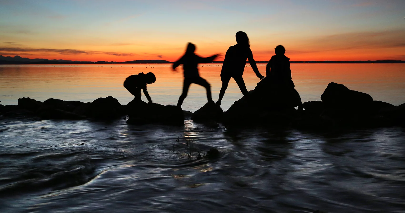 Kinder ab Strand im Sonnenungtergang