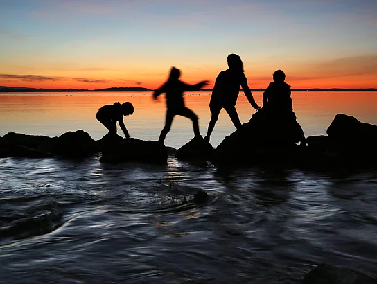 Kinder ab Strand im Sonnenungtergang
