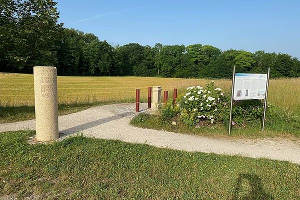Römerstation bei Stöttham mit römischem Meilenstein und Weihestein