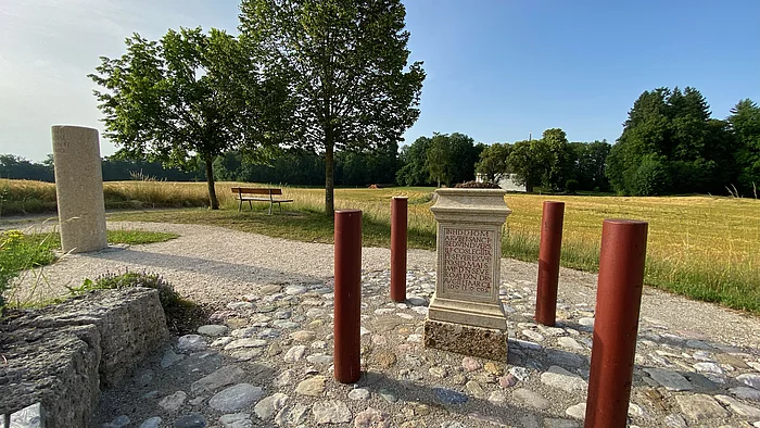 Römerstation bei Stöttham mit römischem Meilenstein und Weihestein