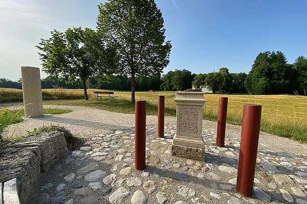 Römerstation bei Stöttham mit römischem Meilenstein und Weihestein