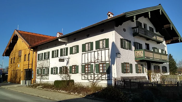 Gesamtansicht Haus des Gastes mit Tourist-Info in Chieming