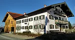 Gesamtansicht Haus des Gastes mit Tourist-Info in Chieming