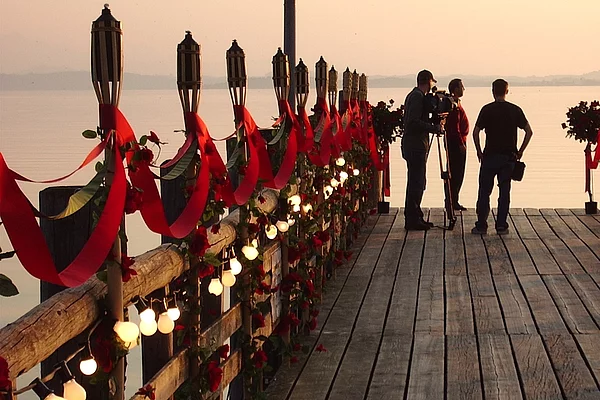 Filmteam auf dem dekorierten Dampfersteg in Chieming