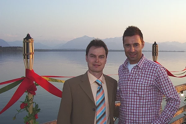Tourismusmarketing-Leiter Christian Fitzner mit Moderator Kai Pflaume auf dem Dampfersteg in Chieming