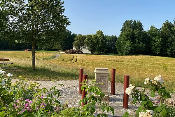 Römerstation in Stöttham mit Kirchlein St. Johann im Hintergrund