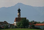 Blick auf die Kirche Maria Himmelfahrt in Ising 