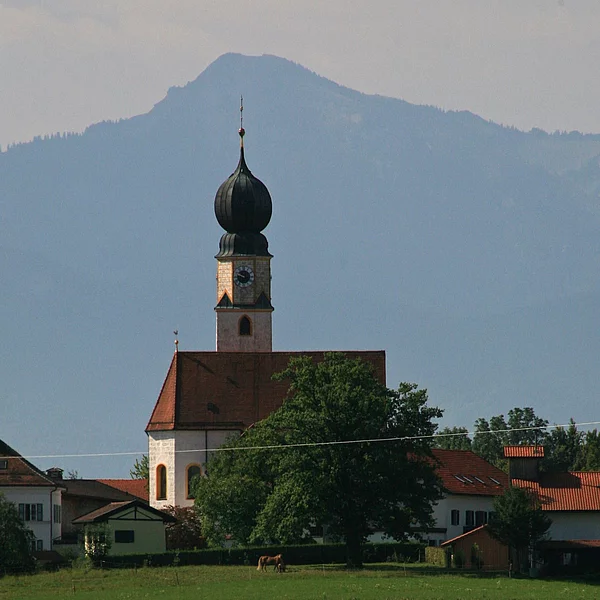 Kirche Maria Himmelfahrt in Ising Blick auf die Kirche Maria Himmelfahrt in Ising