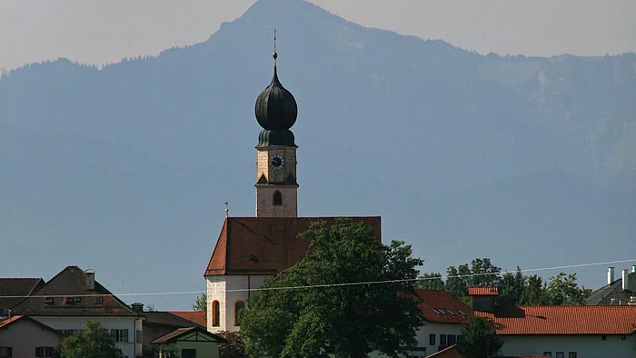 Kirche Maria Himmelfahrt in Ising Blick auf die Kirche Maria Himmelfahrt in Ising