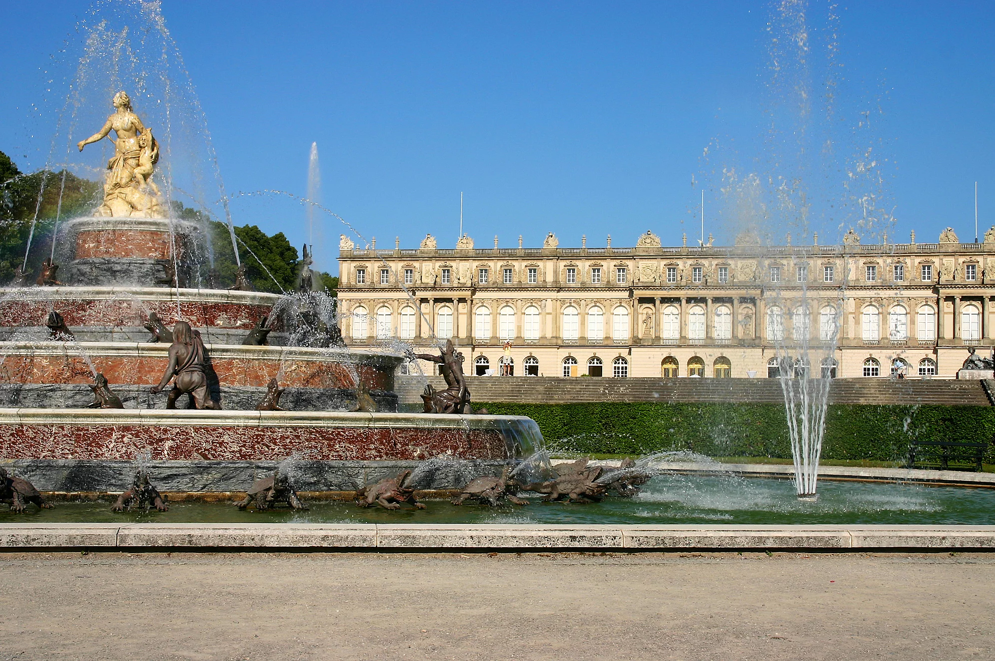 Schloss Herrenchiemsee mit Latonabrunnen Blick auf Schloss Herrenchiemsee mit Latonabrunnen