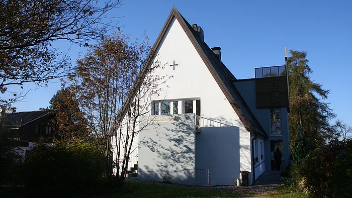 Paul-Gerhard-Haus Blick auf die evangelische Kirche in Chieming