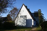 Blick auf die evangelische Kirche in Chieming