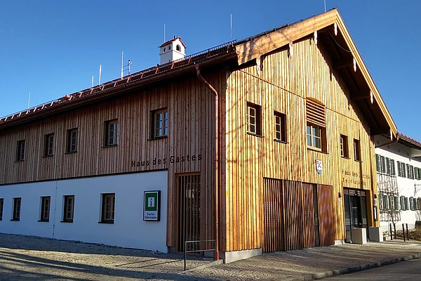 Außenansicht der Tourist-Info Chieming
