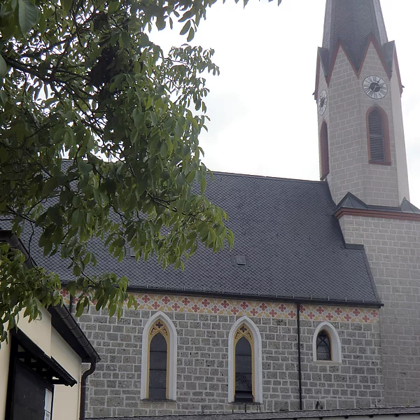 Außenansicht der Kirche Sankt Laurentius in Hart