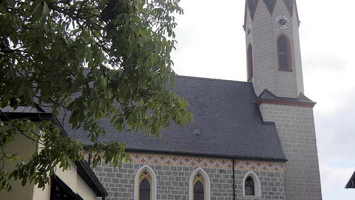 Außenansicht der Kirche Sankt Laurentius in Hart