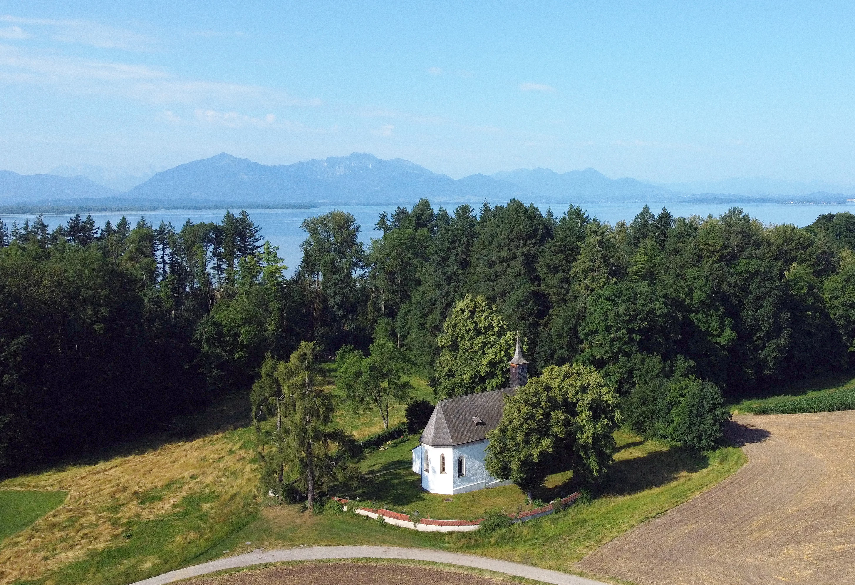 Drohnenaufnahme des Kirchlein Sankt Johann bei Stöttham
