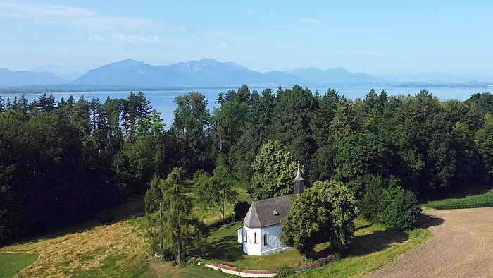 Drohnenaufnahme des Kirchlein Sankt Johann bei Stöttham