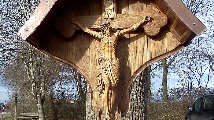 Holzkreuz mit gekreuzigtem Jesus an der Gedenklinde in Chieming