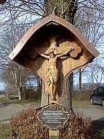 Holzkreuz mit gekreuzigtem Jesus an der Gedenklinde in Chieming