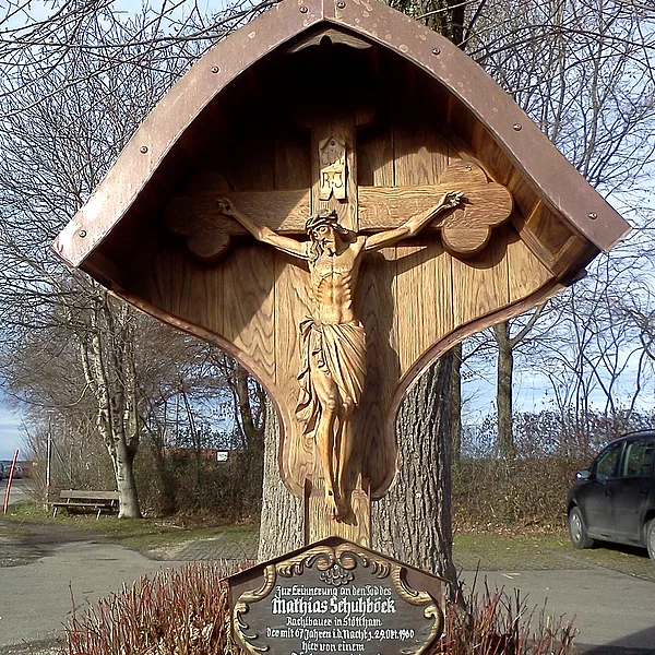 Holzkreuz mit gekreuzigtem Jesus an der Gedenklinde in Chieming